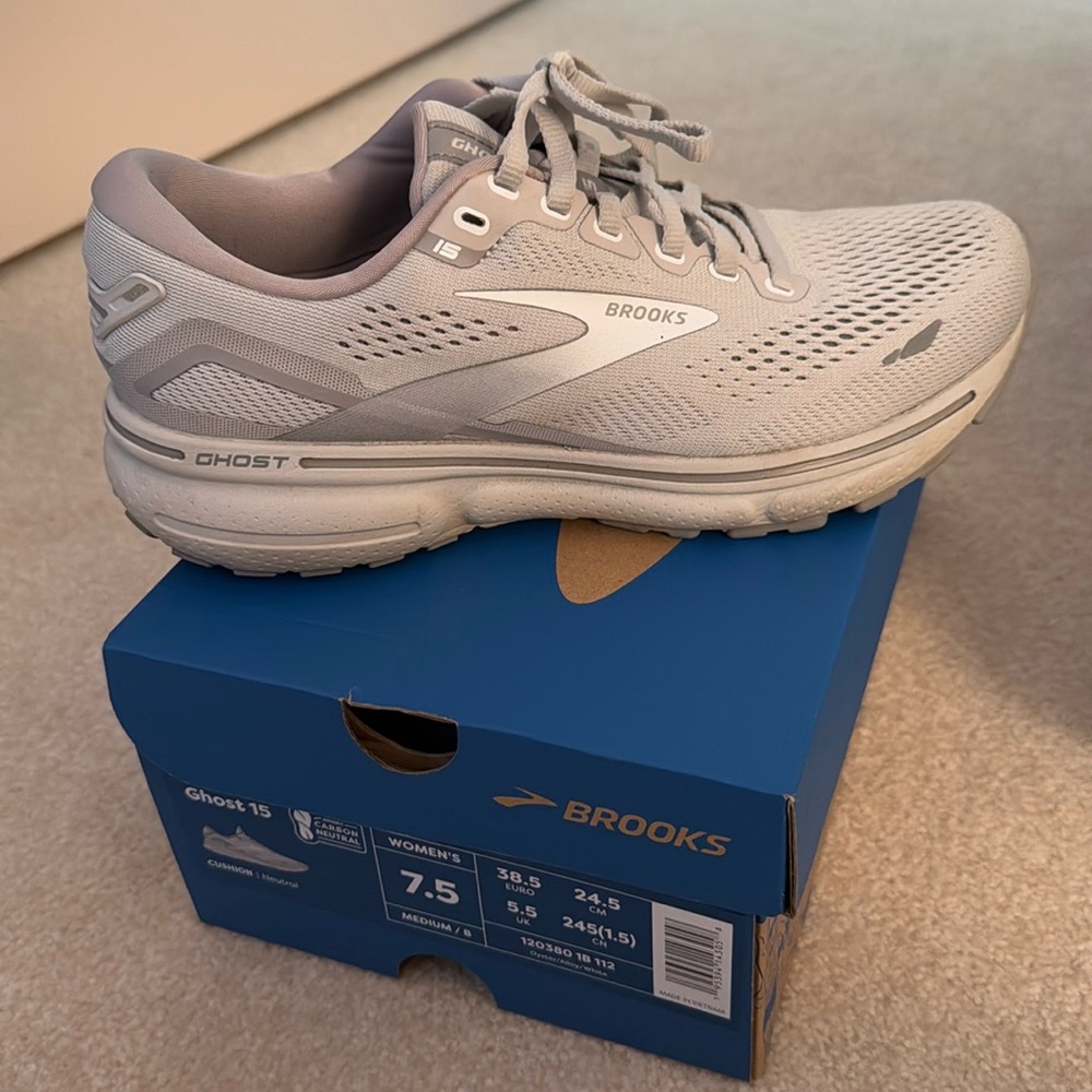 Women’s Brooks Ghost 15 running sneaker- cushion neutral
size 7.5 medium / B